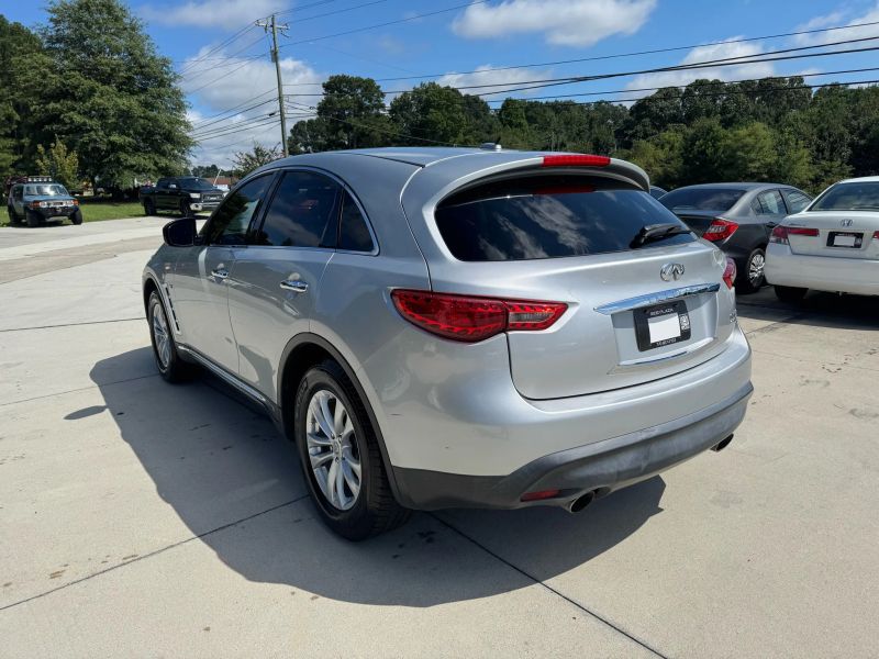 detail 2017 INFINITI QX70