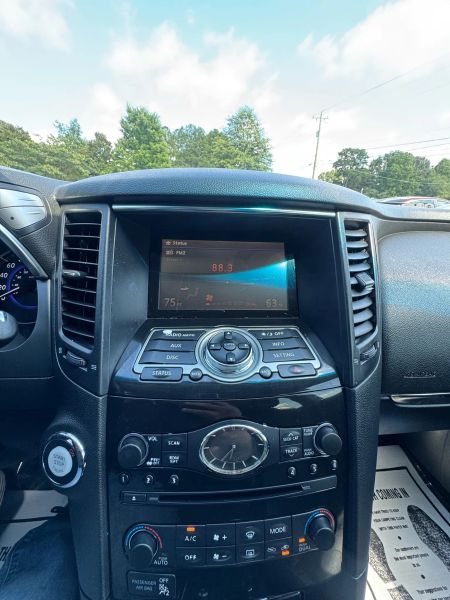 detail 2017 INFINITI QX70